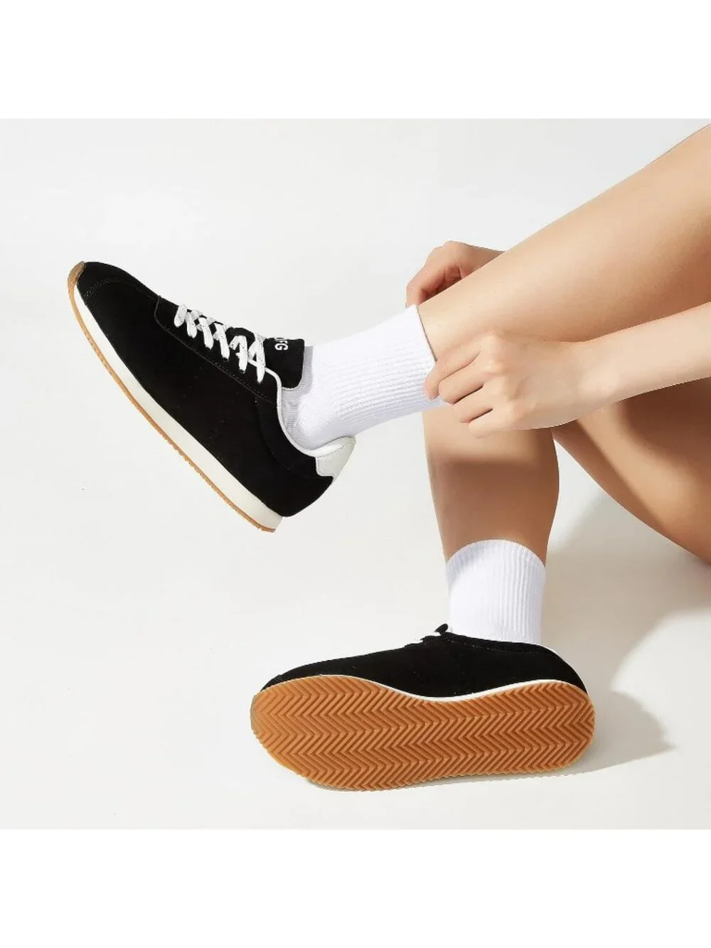 Women's Black Comfortable Low Top Classic Retro Running Lightweight Sneakers